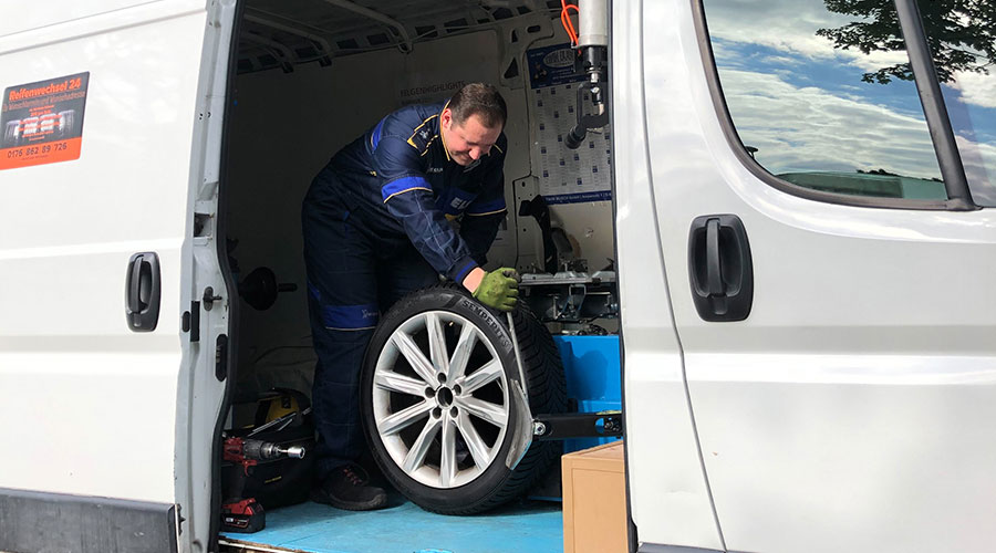 Schnelle Hilfe bei einer Reifenpanne in Augsburg. Sanovi Reifennotdienst - 24h Notruf +49 (0) 176 862 897 26 Schnelle Hilfe bei einer Reifenpanne in Augsburg. Sanovi Reifennotdienst - 24h Notruf +49 (0) 176 862 897 26