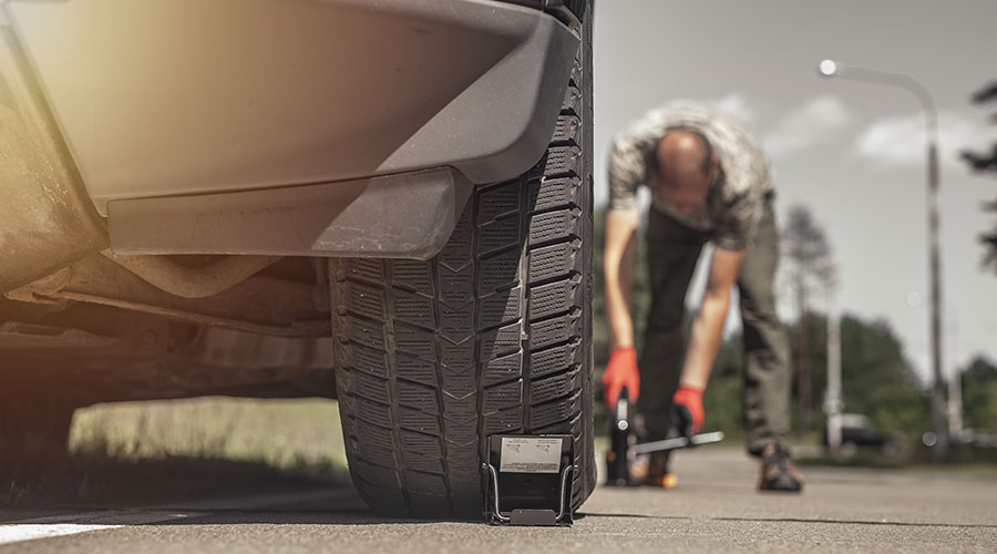 Schnelle Hilfe bei einer Reifenpanne in Kaiserslautern. Sanovi Reifennotdienst - 24h Notruf +49 (0) 176 862 897 26