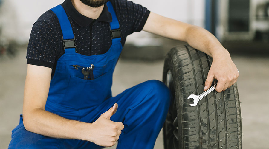 Schnelle Hilfe bei einer Reifenpanne in Öhringen. Sanovi Reifennotdienst - 24h Notruf +49 (0) 176 862 897 26