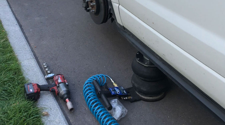 24h Reifenpannendienst in Pforzheim bei einer Reifenpanne.  24h Notruf +49 (0) 176 862 897 26