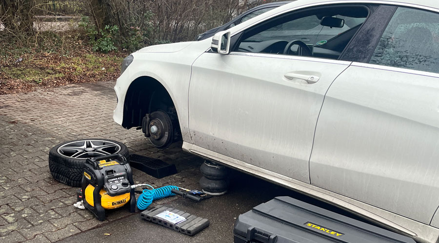 Schnelle Hilfe bei einer Reifenpanne in Stuttgart. Sanovi Reifennotdienst - 24h Notruf +49 (0) 176 862 897 26 Schnelle Hilfe bei einer Reifenpanne in Stuttgart. Sanovi Reifennotdienst - 24h Notruf +49 (0) 176 862 897 26